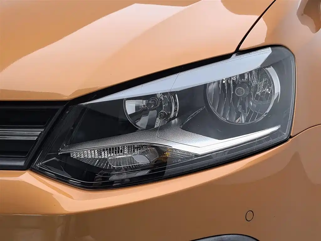 Volkswagen Polo 2014 1.6L Cross Polo Automatic фото 7