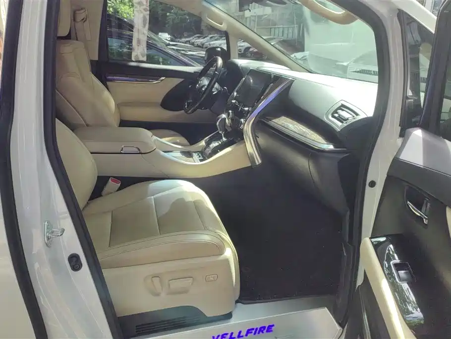 Toyota Vellfire 2021 Crown Hybrid 2.5L HV Premium Edition фото 8