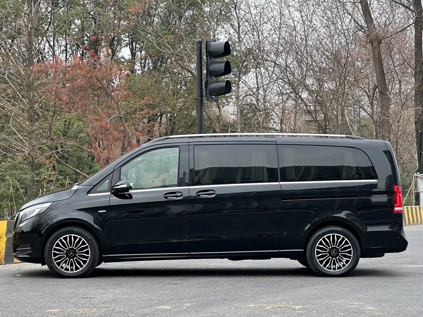 Mercedes-Benz V-Class 2017 Model V 260 L Premium Extended Edition фото 4