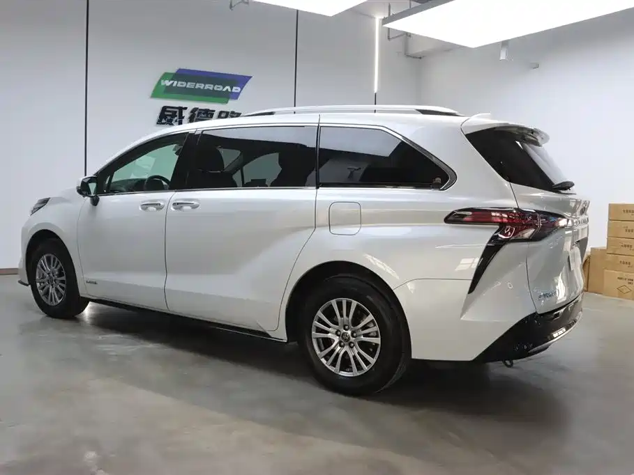 Toyota Sienna 2021 2.5L Hybrid Luxury Edition фото 6