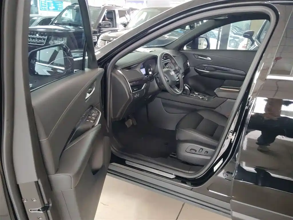 CADILLAC XT4