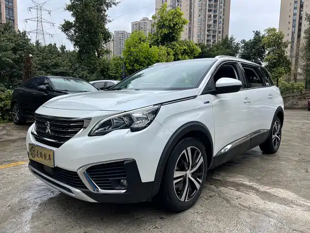 PEUGEOT 5008