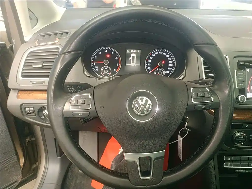 Volkswagen Sharan 2014 2.0TSI Comfort фото 11