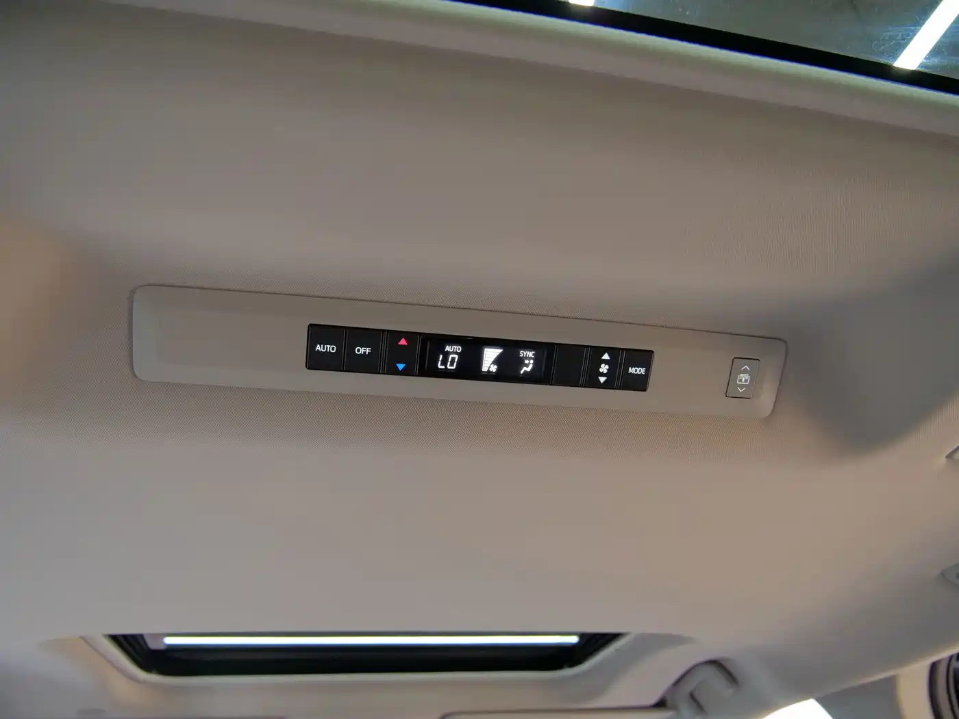 Toyota Granvia 2024 2023 2.5L Hybrid Luxury Edition
