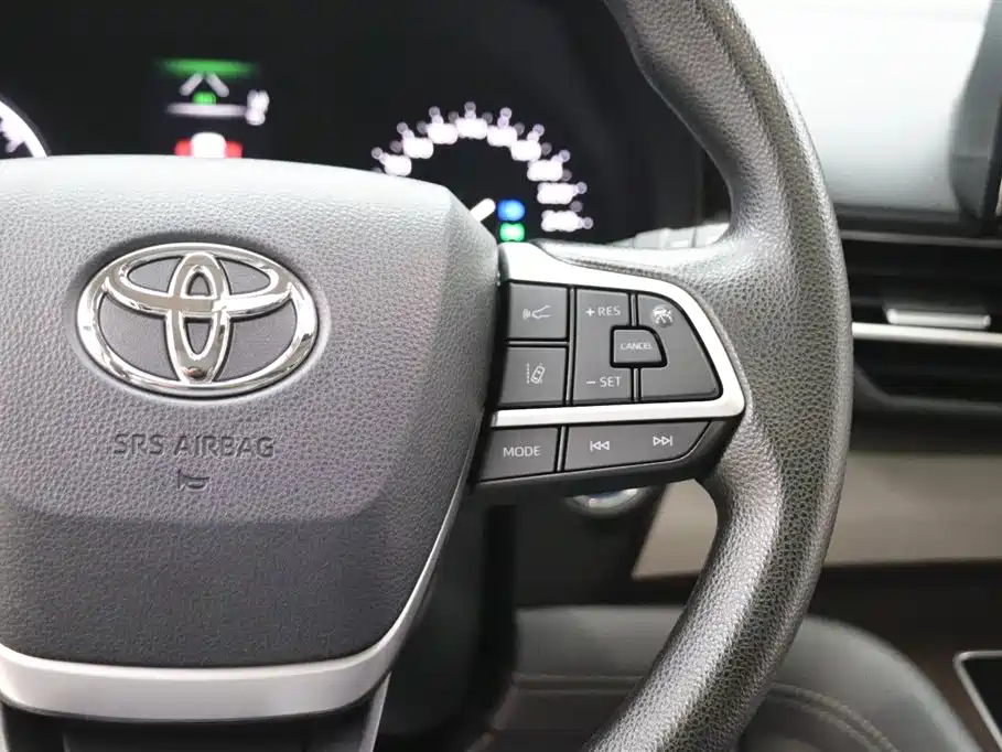 Toyota Granvia 2023 2.5L Hybrid Luxury Edition фото 16