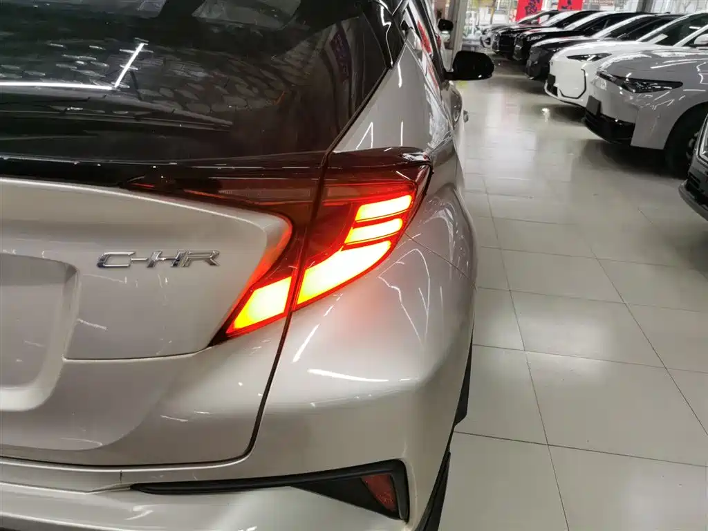 Toyota C-HR 2021 2.0L Luxury Edition фото 25