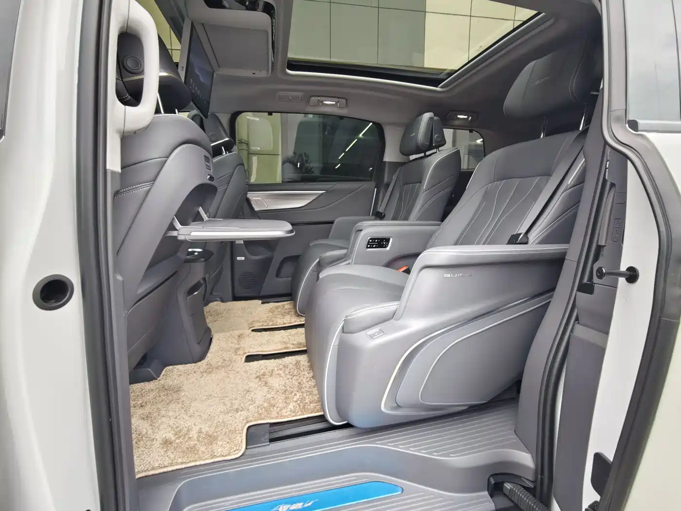 Buick GL8 2026 Luzun Premium Edition фото 13