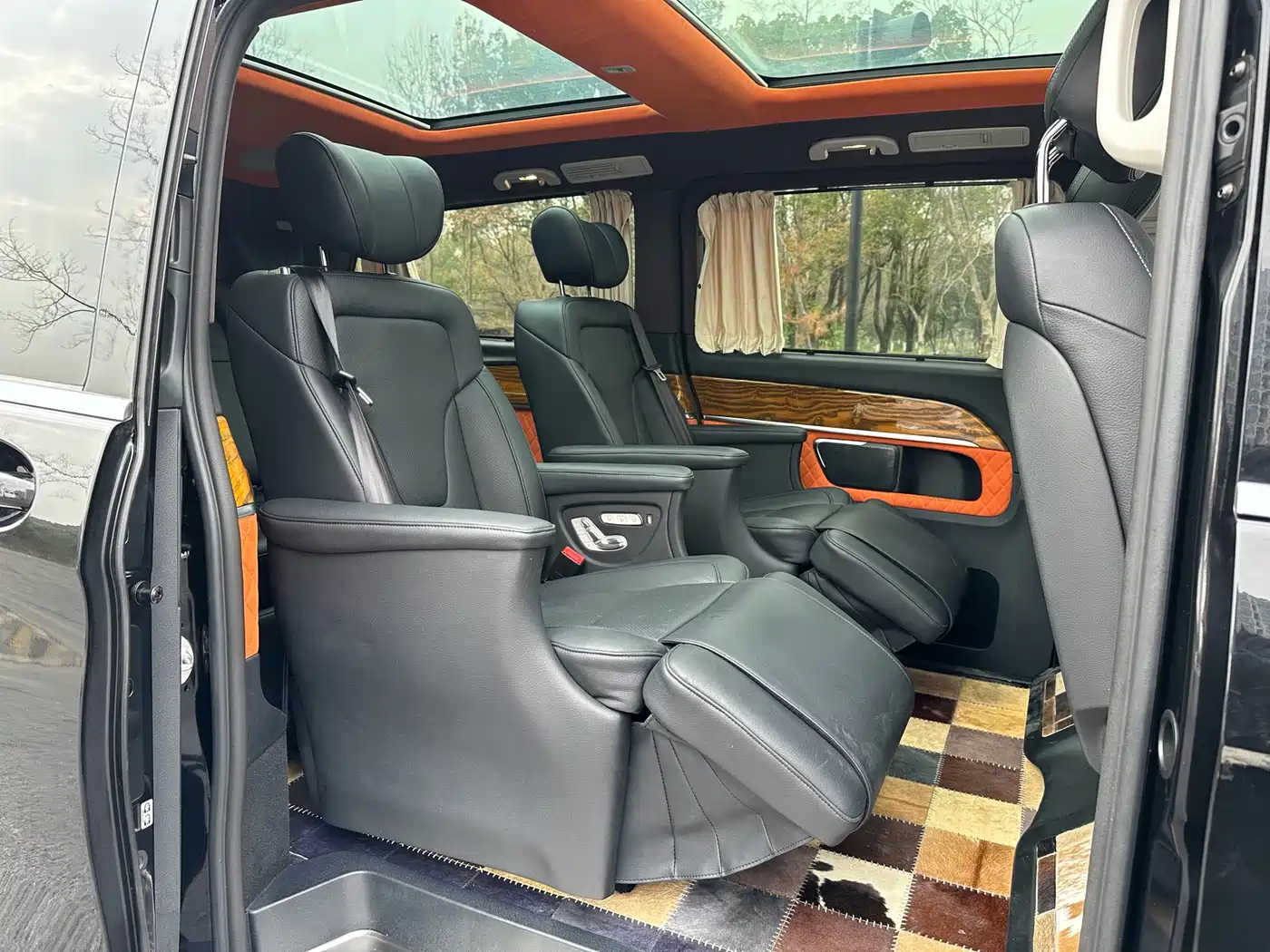 Mercedes-Benz V-Class 2017 Model V 260 L Premium Extended Edition фото 12