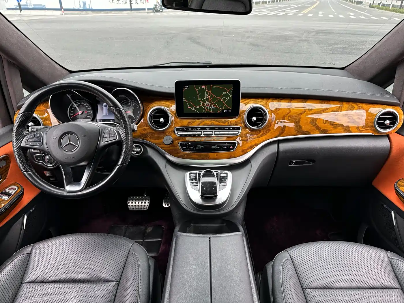 Mercedes-Benz V-Class 2017 Model V 260 L Premium Extended Edition фото 15