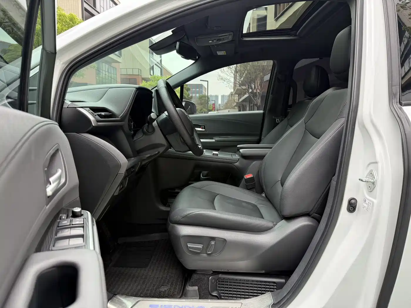 Toyota Sienna 2021 2.5L Hybrid Premium Edition фото 7