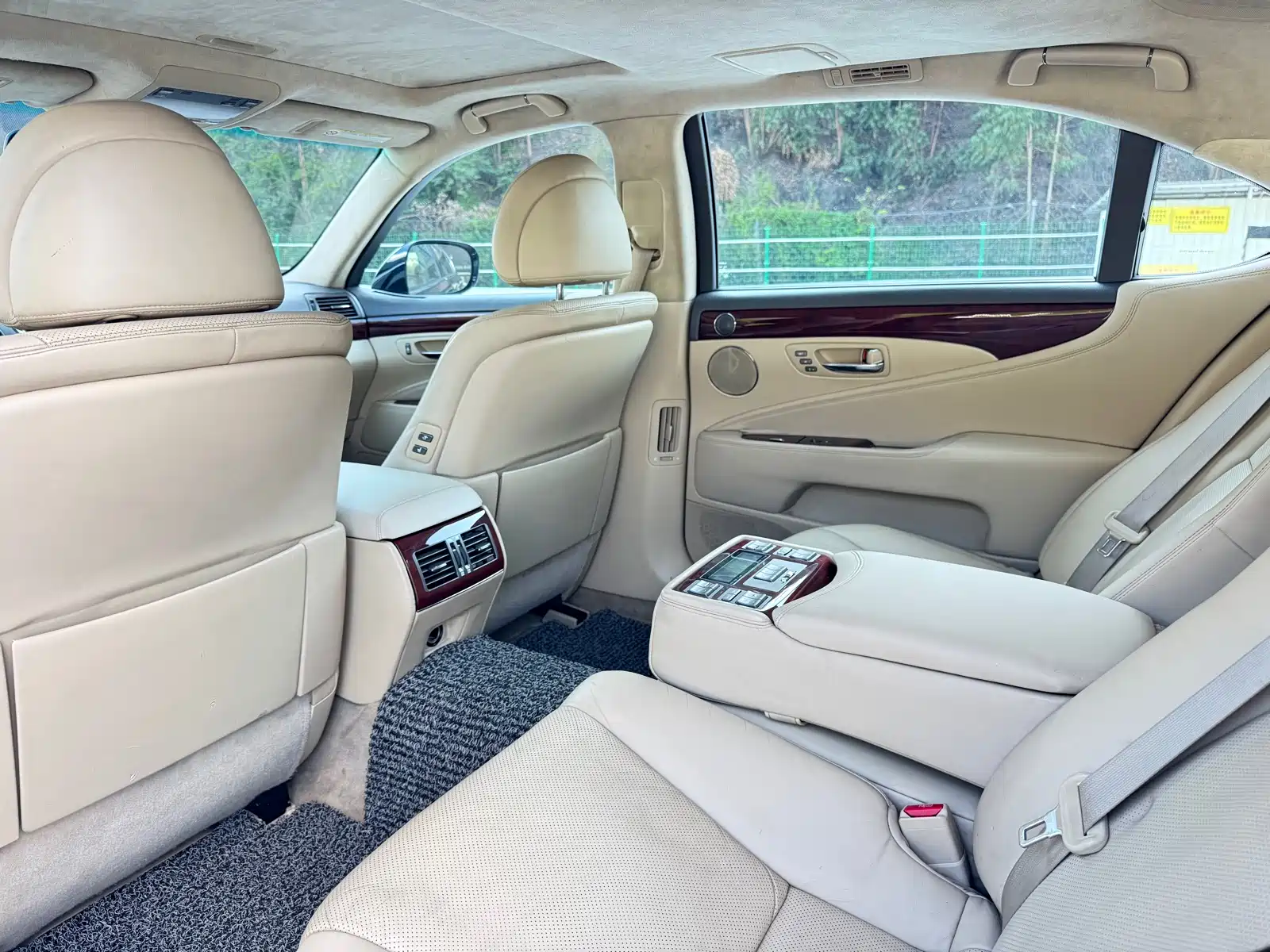 Фото 10 - Lexus LS
