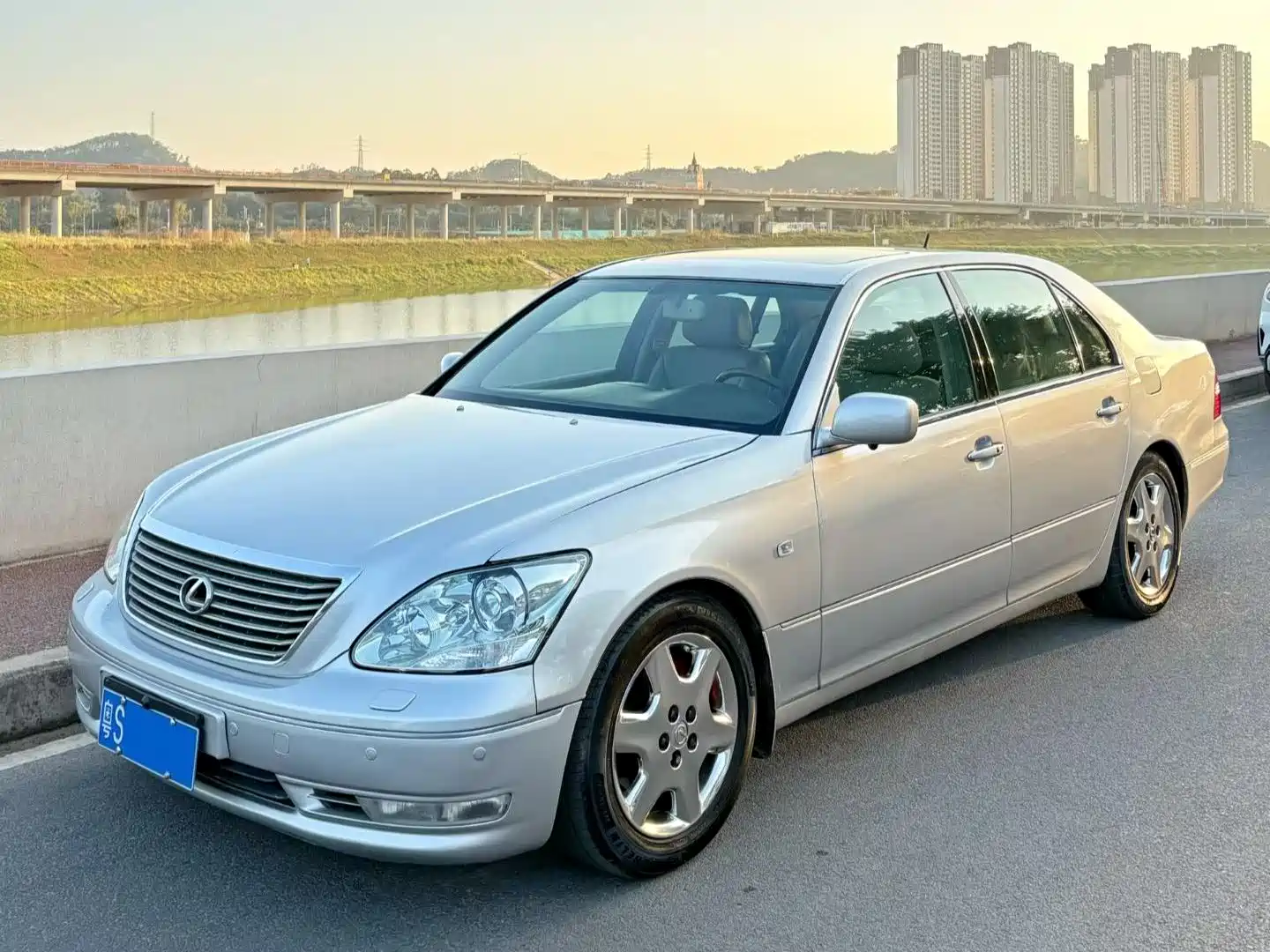 Фото 2 - Lexus LS