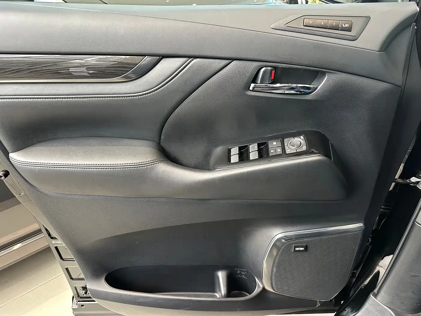 Lexus LM 2020 300h 4-Seat Imperial Edition фото 22
