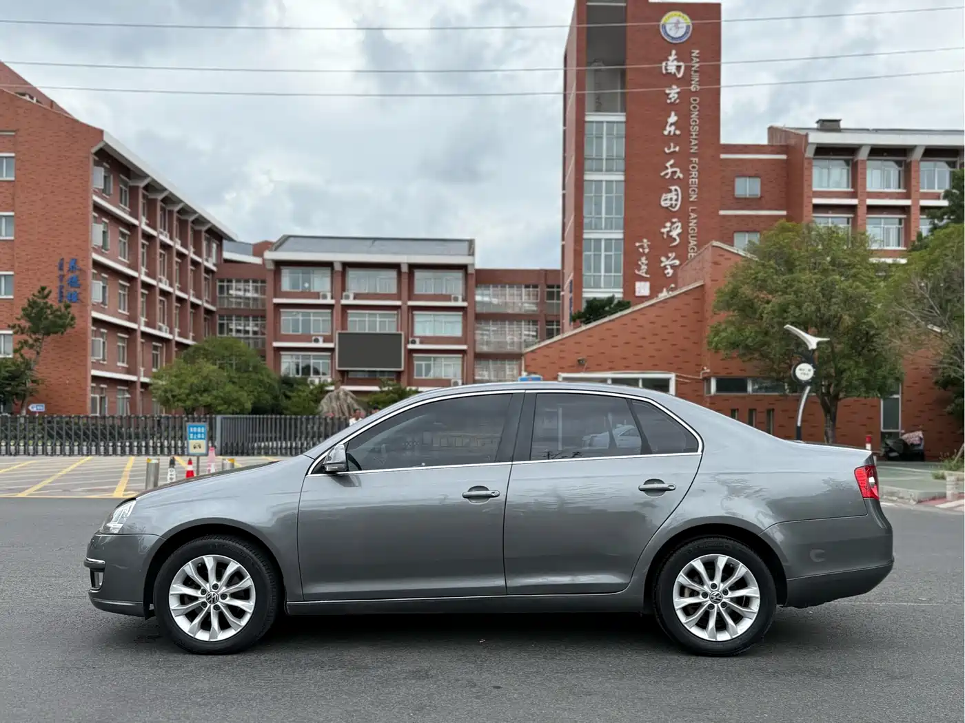 Volkswagen Sagitar 2011 1.6L Automatic Fashion фото 7