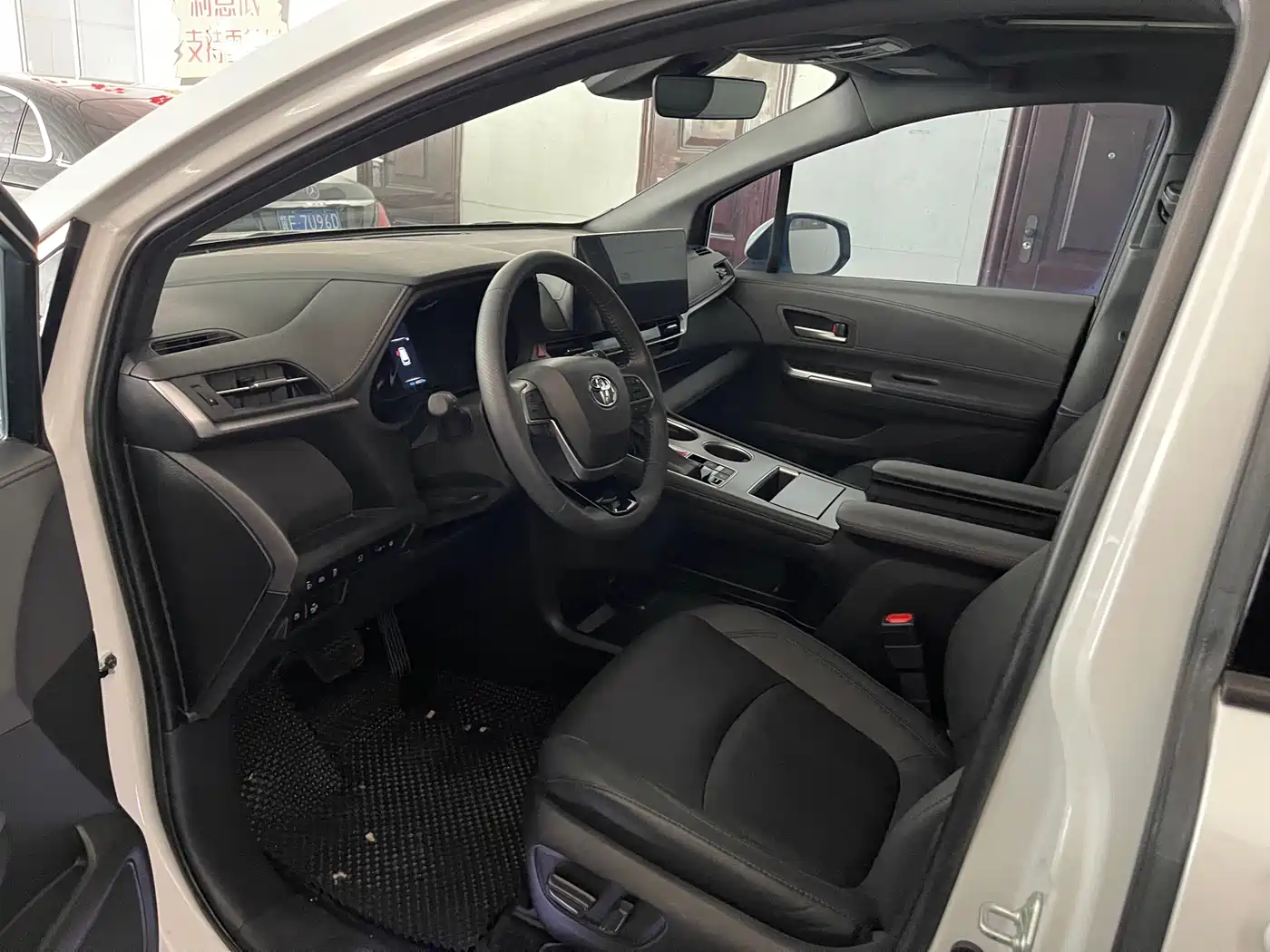 Toyota Sienna 2023 2.5L Hybrid Premium Edition фото 3