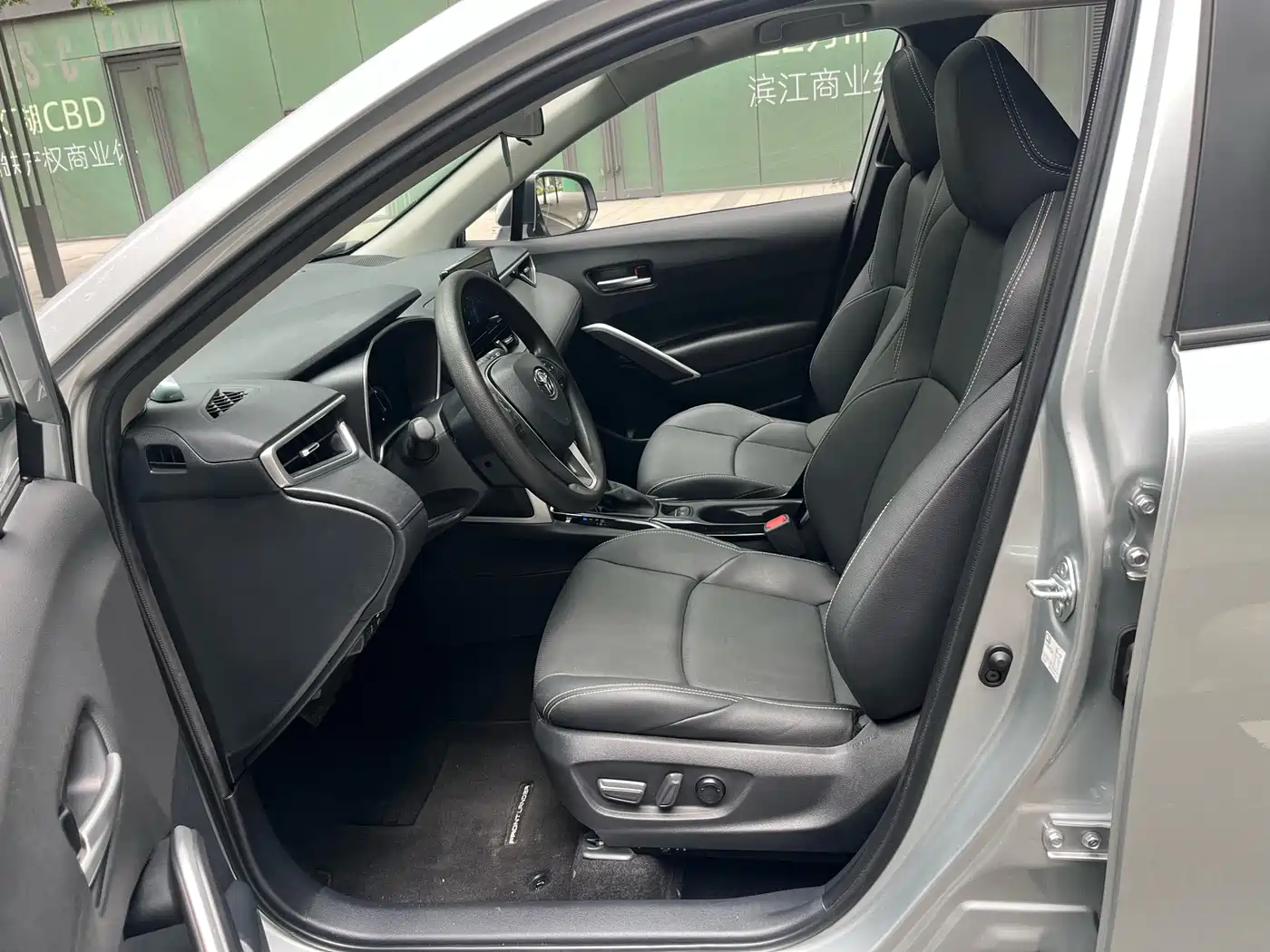 Toyota Frontlander 2023 2.0L CVT Luxury Edition фото 14