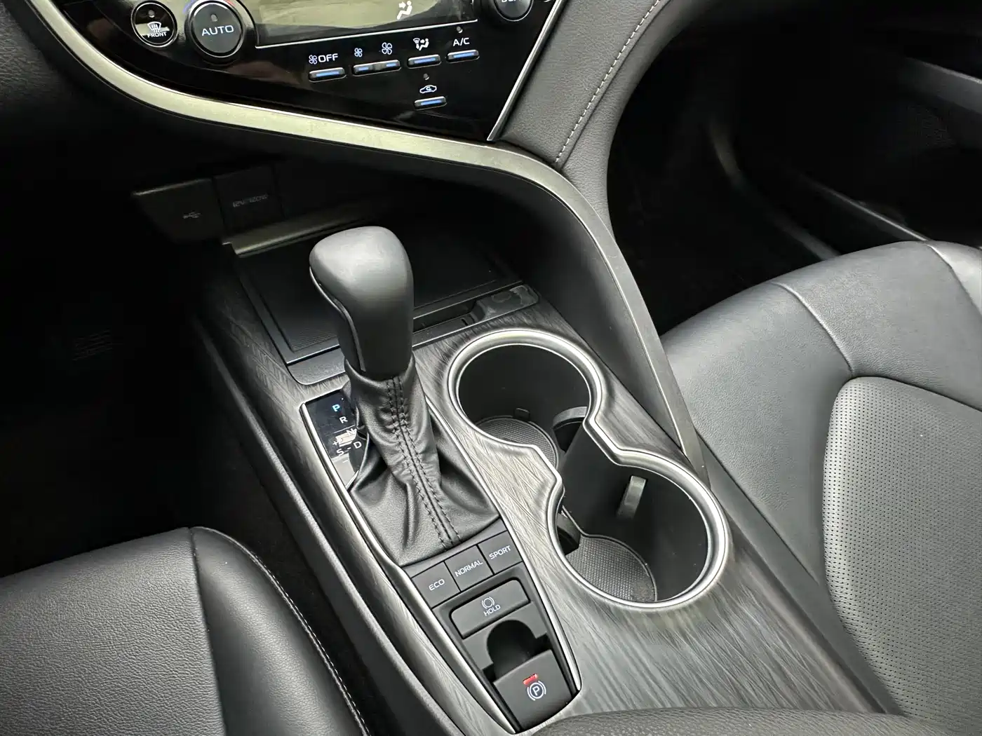 Toyota Camry 2023 2.5G Luxury Edition фото 14