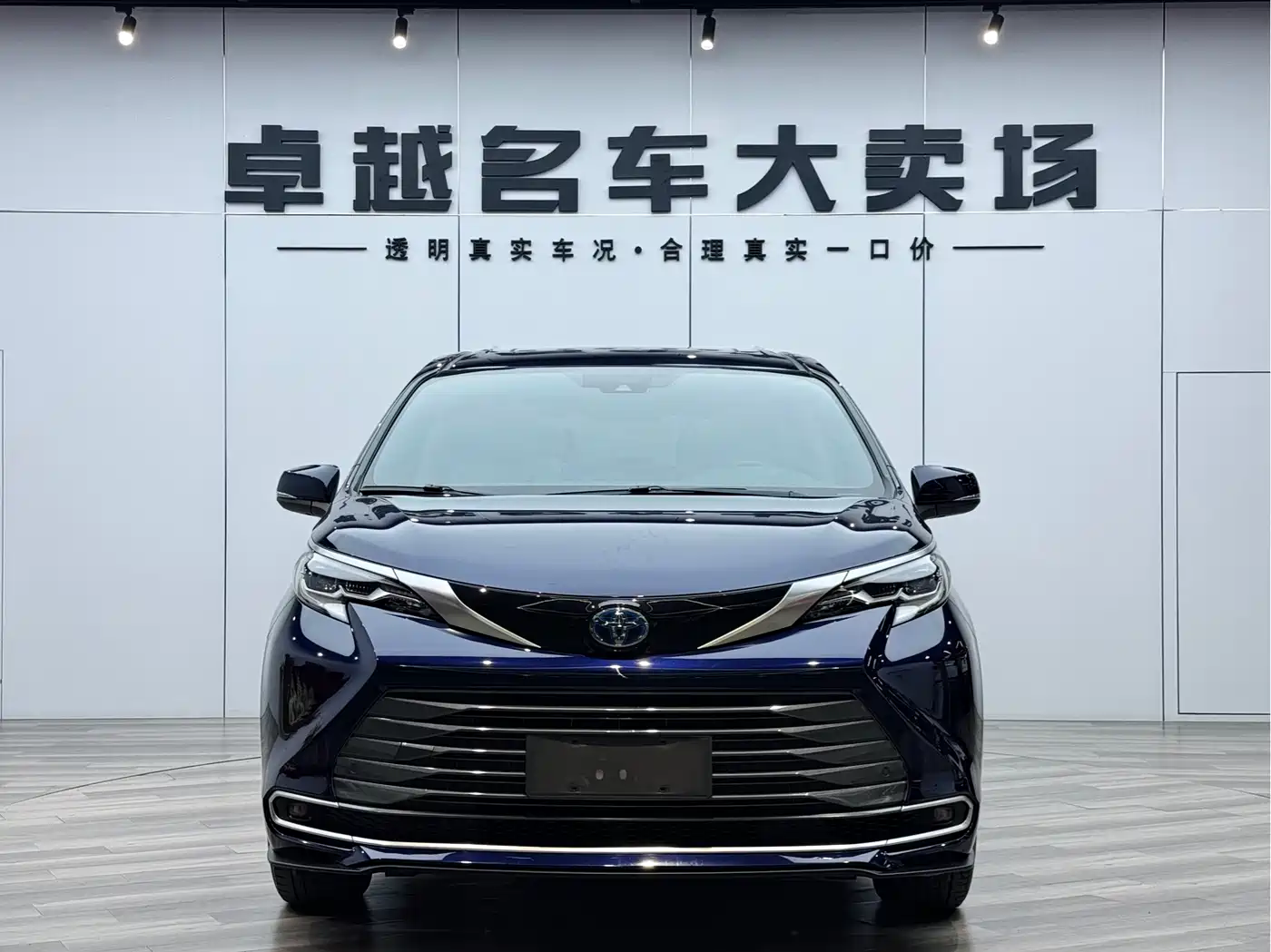 Toyota Sienna 2021 2.5L Hybrid Ultimate Edition фото 2