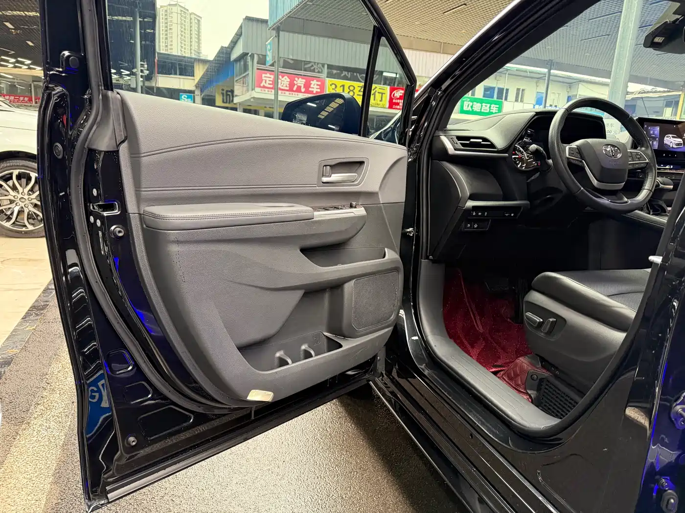 Toyota Sienna 2024 2.5L Hybrid Luxury Edition фото 12