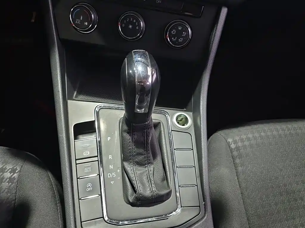 Volkswagen Bora 2019 1.5L Auto Fashion Model фото 14