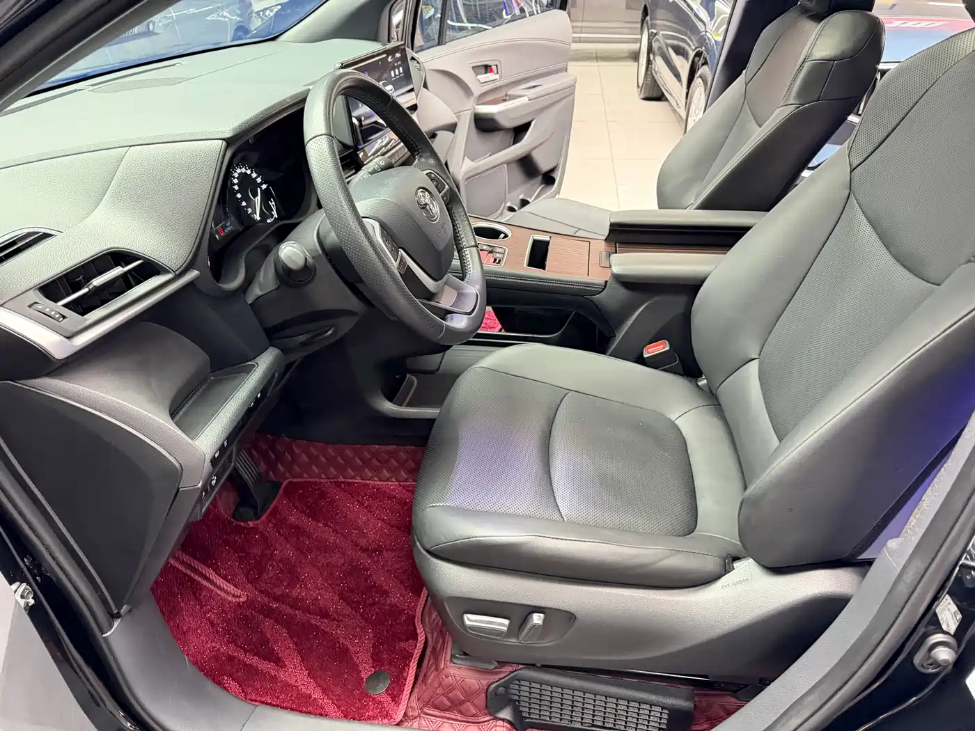 Toyota Sienna 2024 2.5L Hybrid Luxury Edition фото 11