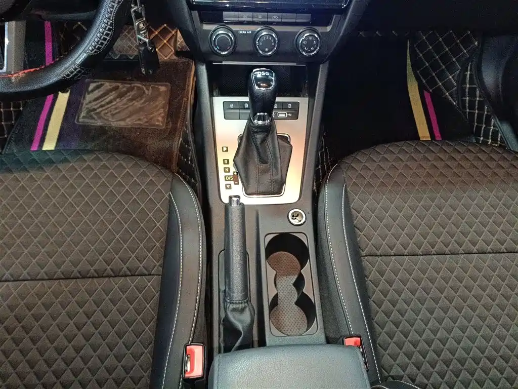 Škoda Octavia 2019 TSI230 DSG Smart Luxury Edition China V фото 14