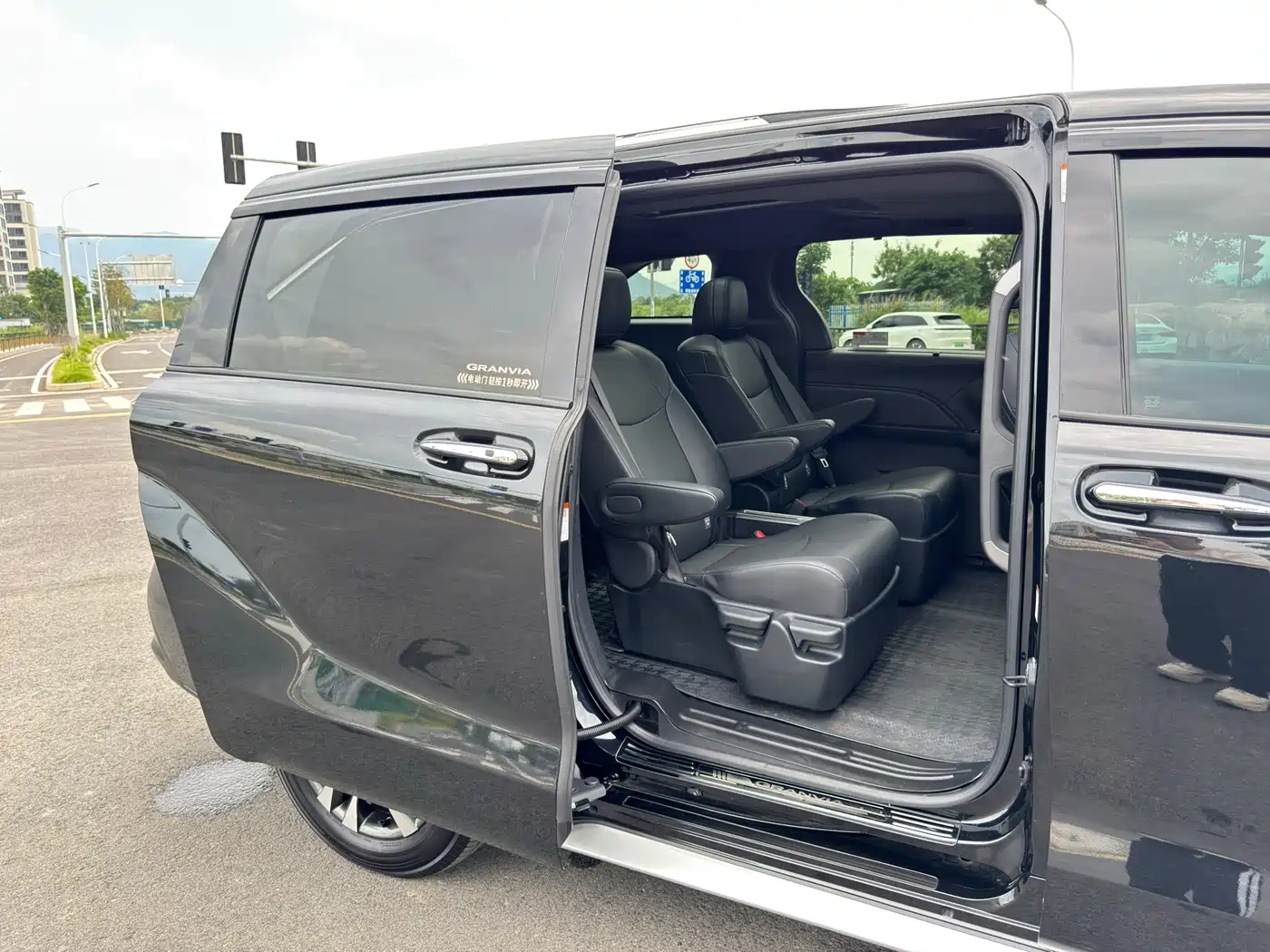 Toyota Granvia 2024 2.5L Hybrid Luxury фото 18