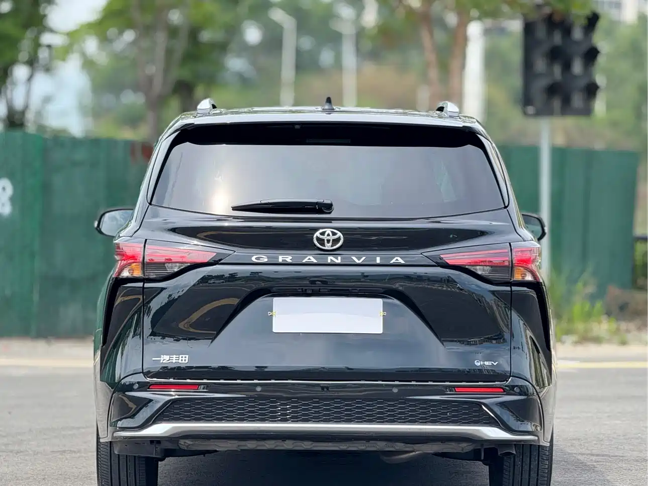 Toyota Granvia 2024 2.5L Hybrid Luxury фото 20