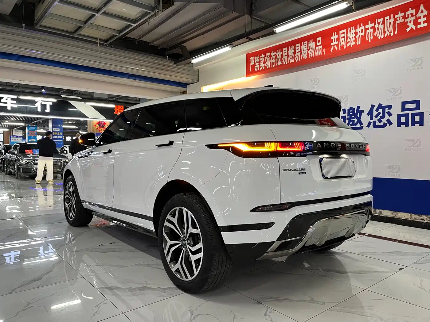 Land Rover Range Rover Evoque 2023 Range Rover Evoque L 249PS Luxury Edition фото 3