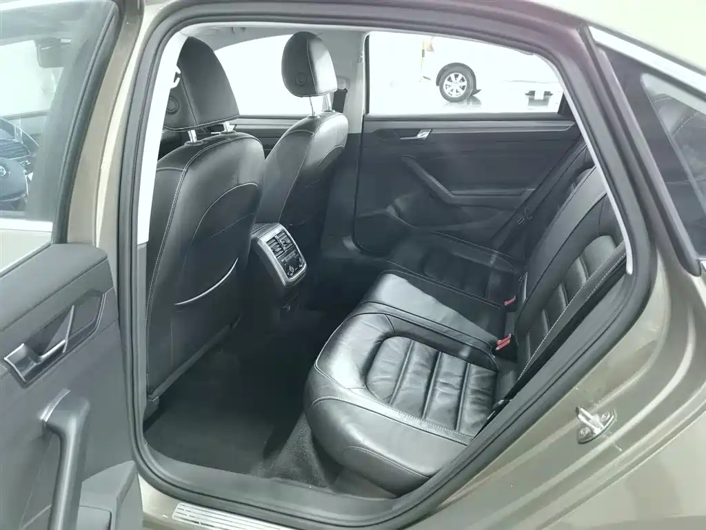 Volkswagen Passat 2017 330TSI DSG Prestige фото 15