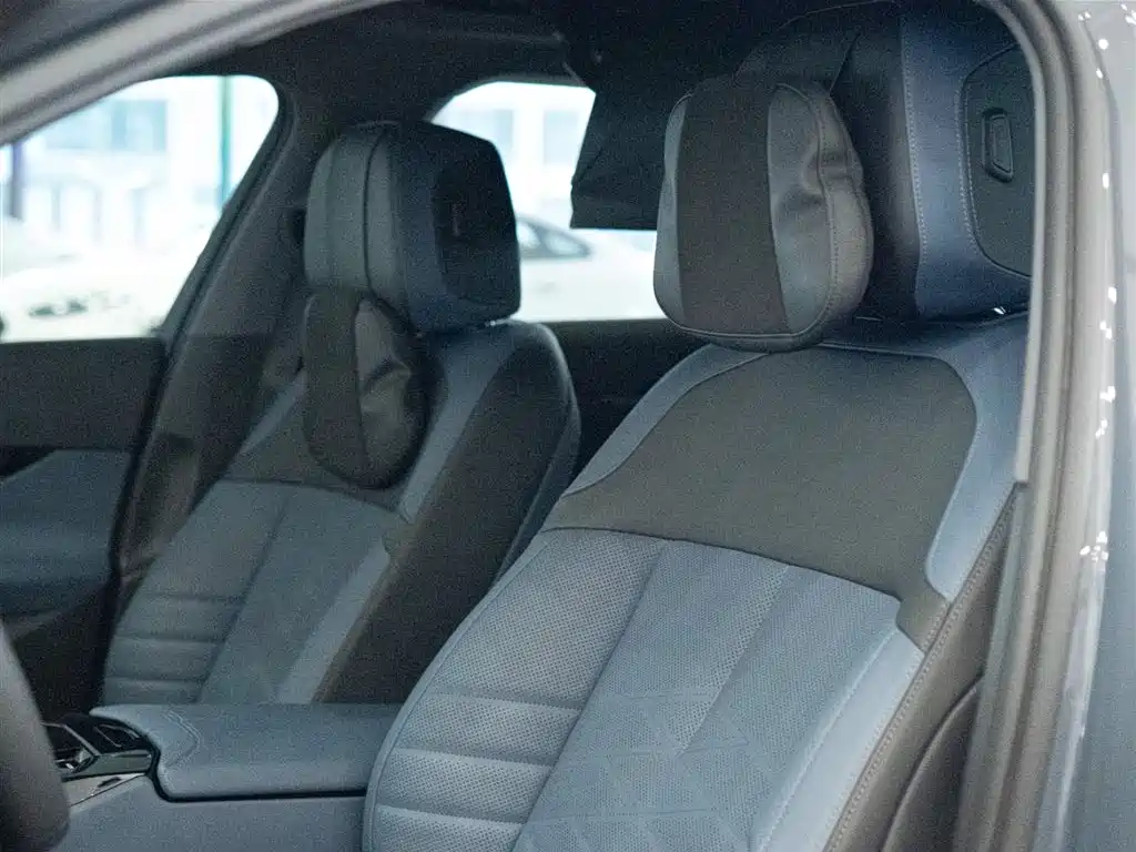 BMW 5 Series 2024 530Li Premium Luxury Package фото 15