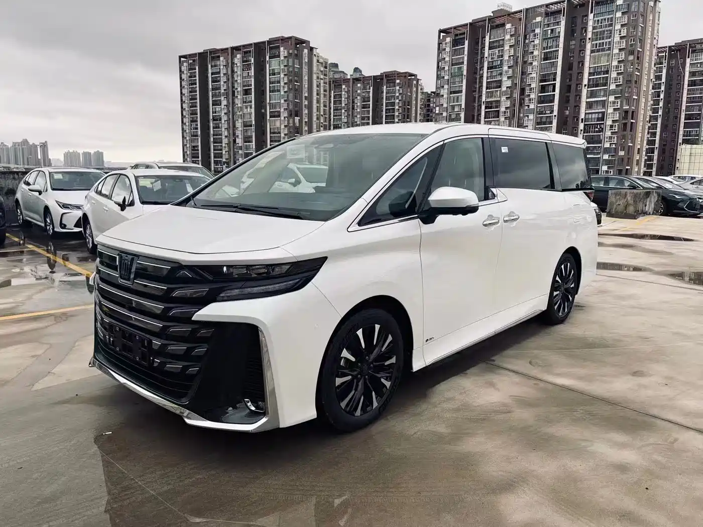 Toyota Vellfire 2024 Crown Hybrid 2.5L Executive Premium Edition фото 3