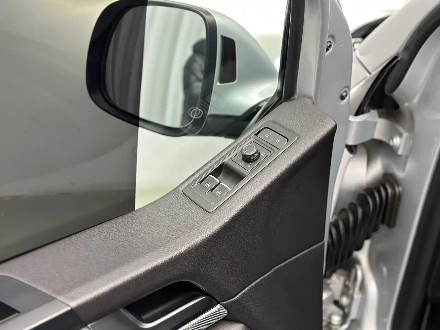 Volkswagen Multivan 2018 2.0TSI 4WD Leisure Edition 7-Seater фото 19