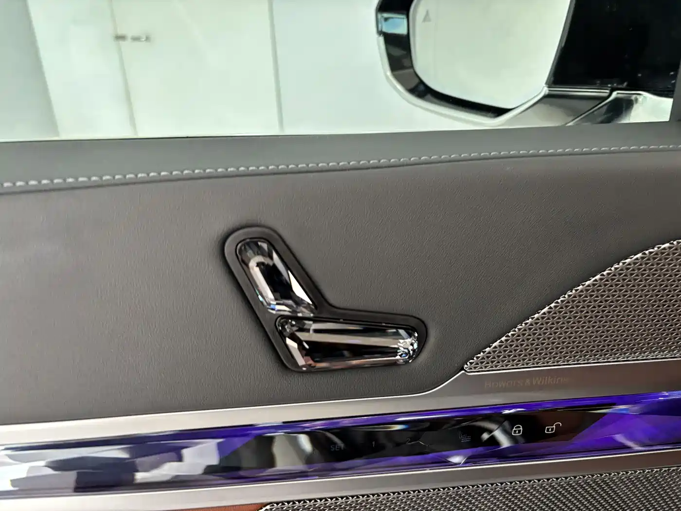 BMW 7 Series 2023 740Li Exclusive M Sport Package фото 11