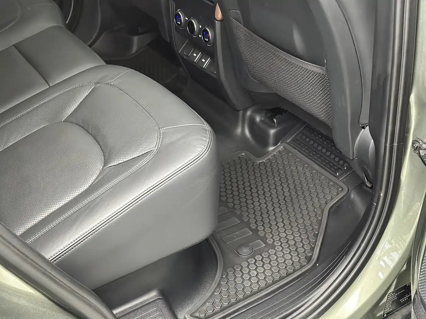 Land Rover Defender 2023 Model 110 3.0T P400 Dark Special Edition фото 37