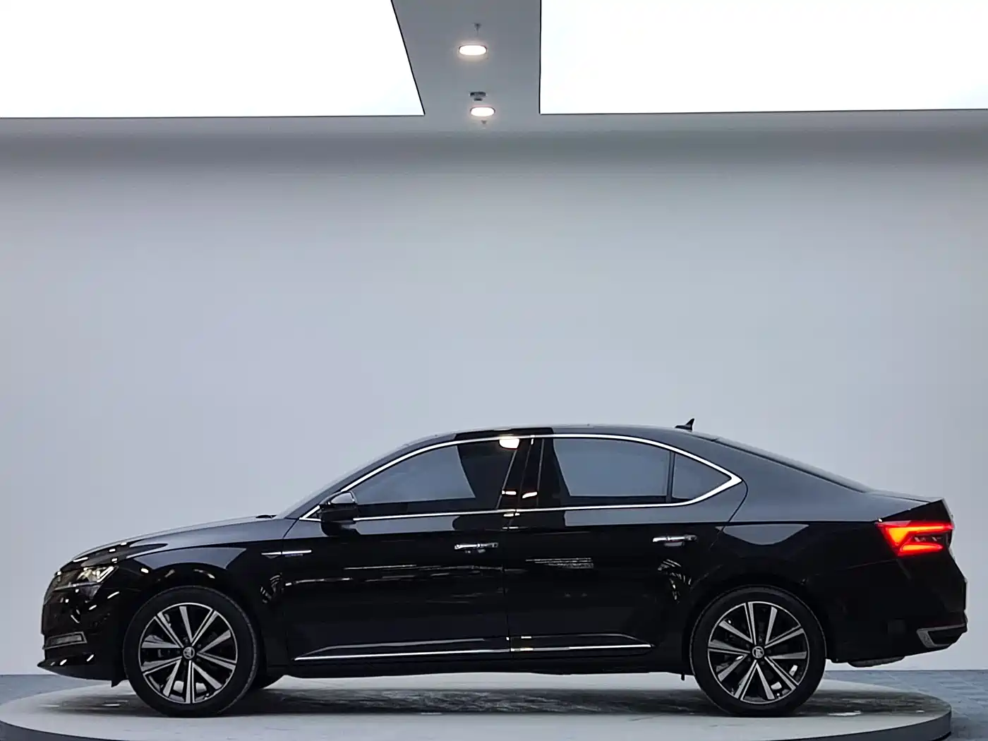 Škoda Superb 2024 TSI280 DSG Premium Edition фото 4