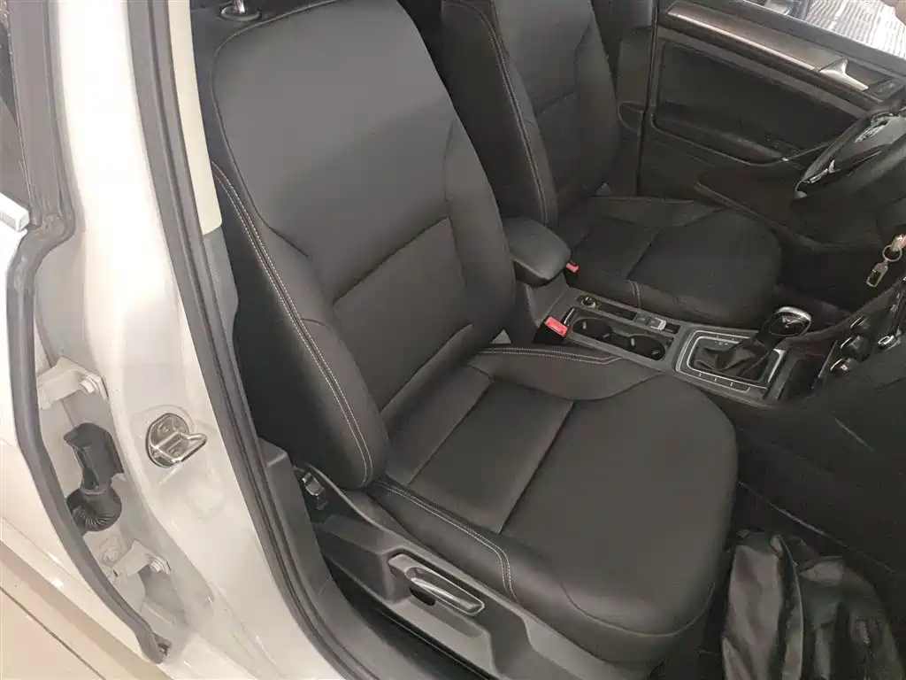 Volkswagen Golf 2016 1.6L Automatic Comfort фото 25