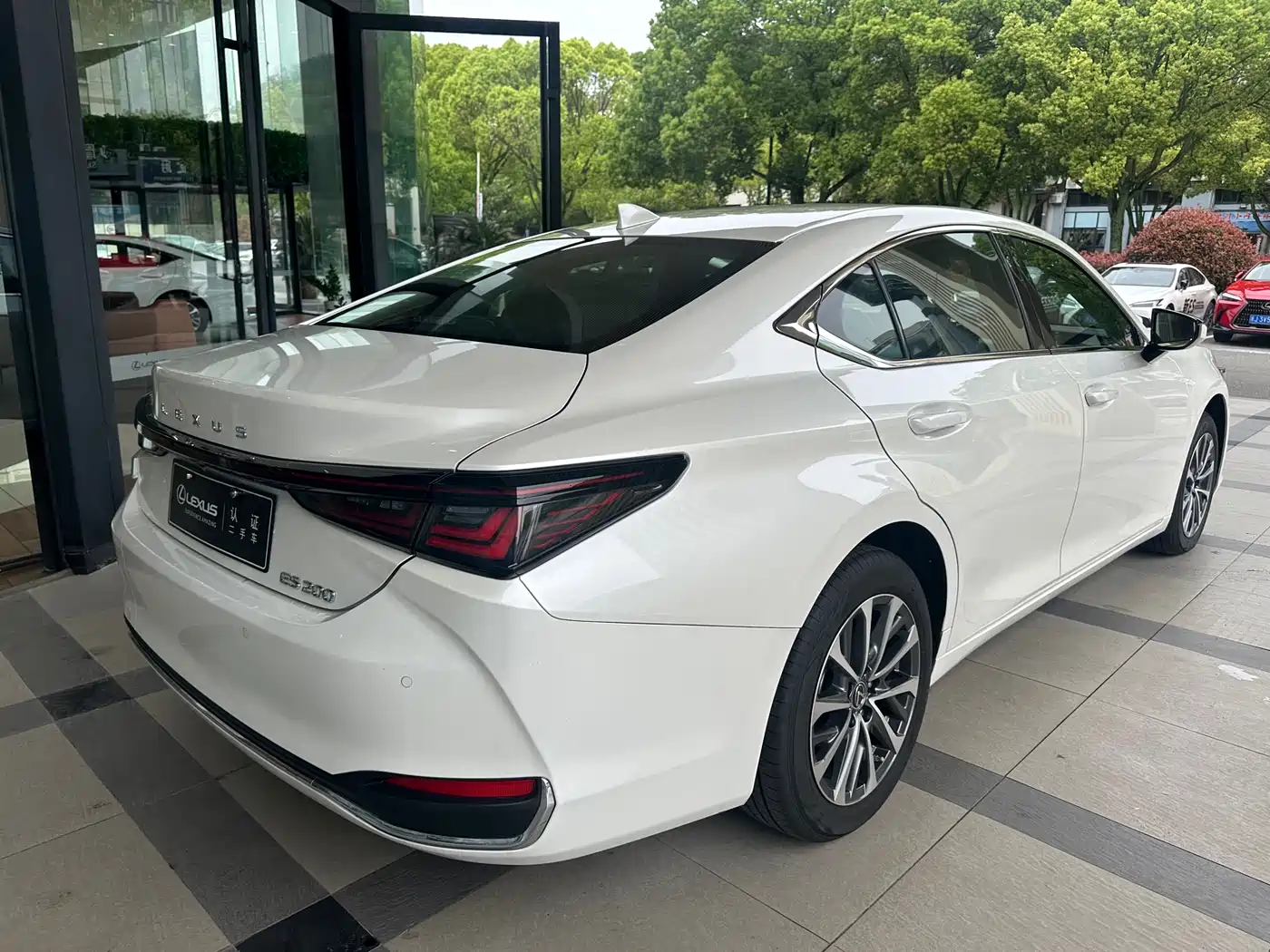 Lexus ES 2025 200 Ultimate Edition фото 10