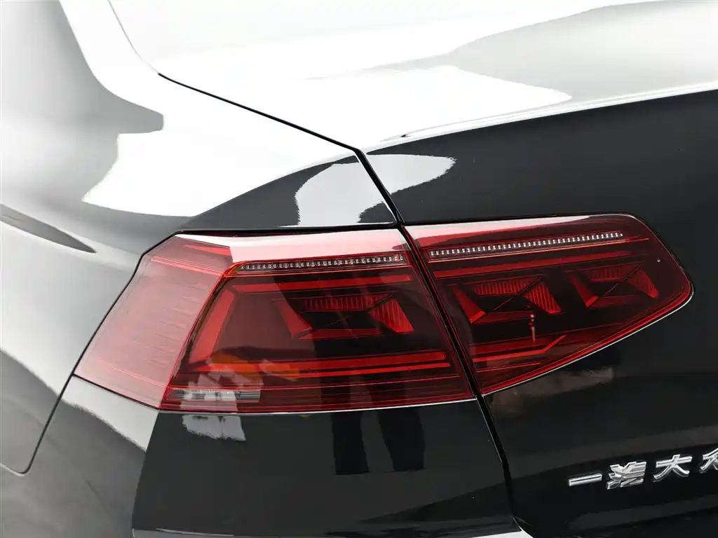 Volkswagen Magotan 2023 Model 2 Million Commemorative Edition 330TSI DSG Luxury фото 7