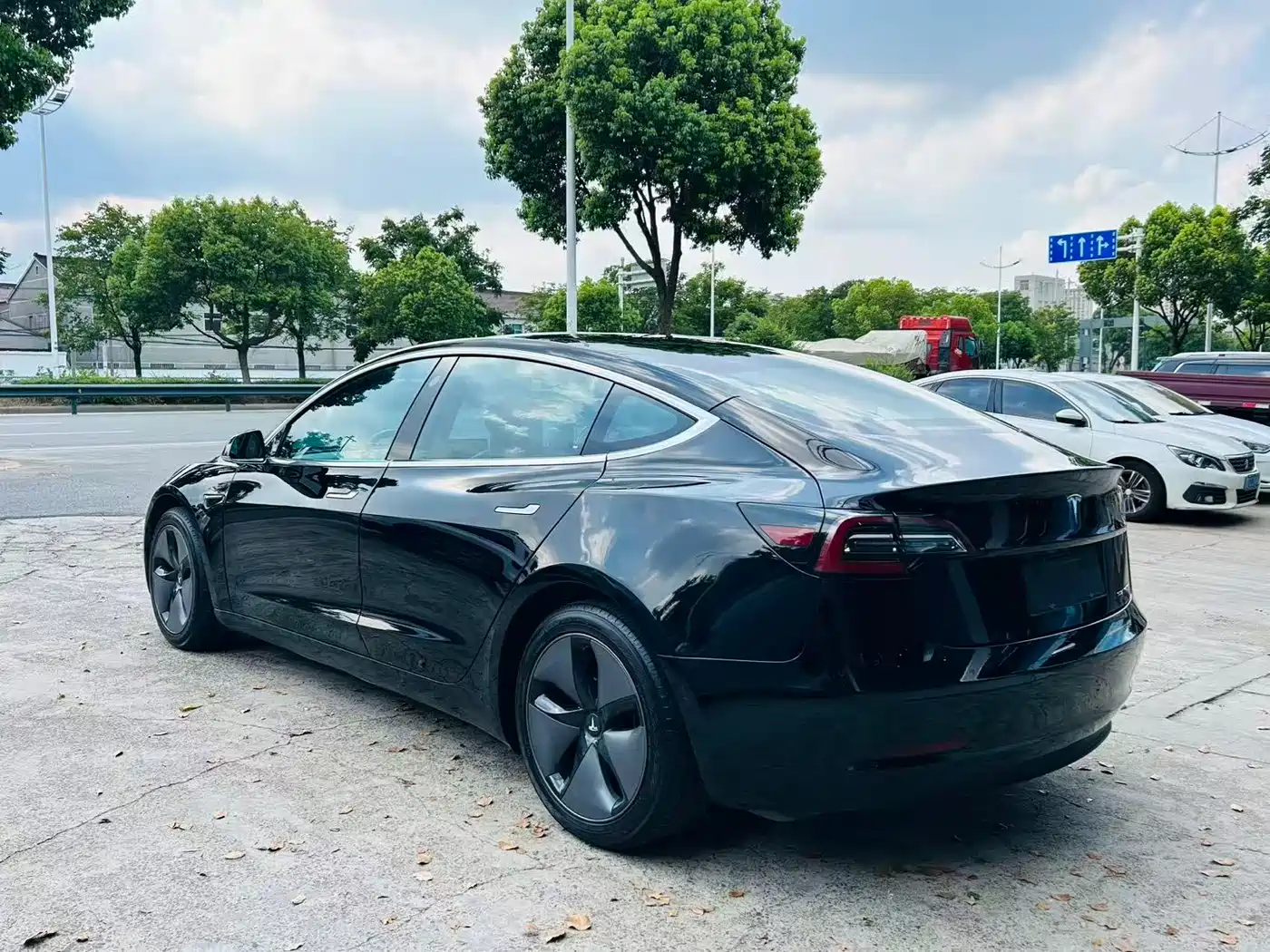 TESLA MODEL 3