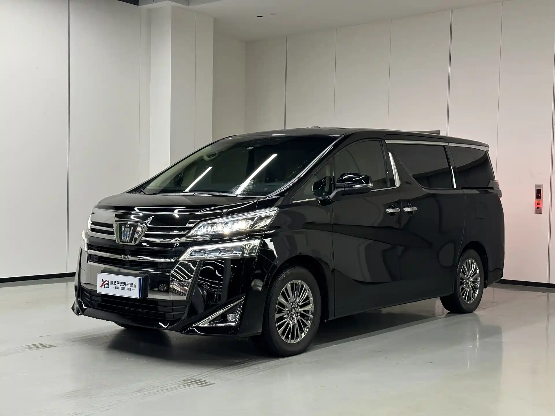 Фото 1 - Toyota Vellfire