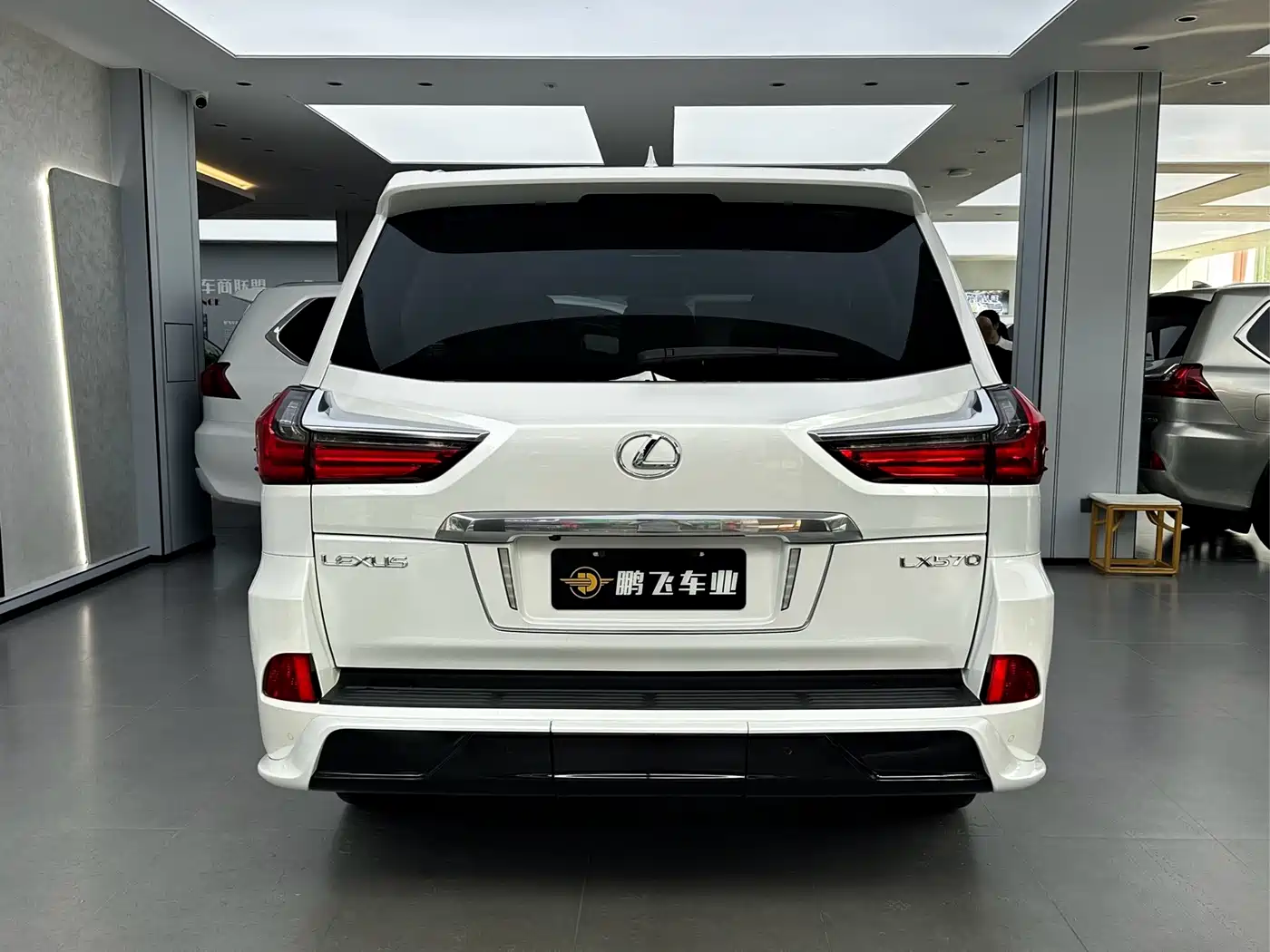 Фото 3 - Lexus LX