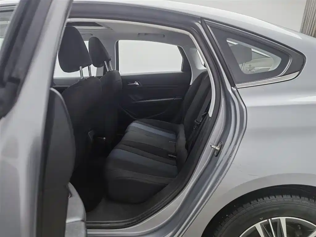 Peugeot 308 2018 1.6L Auto Luxury Edition фото 15