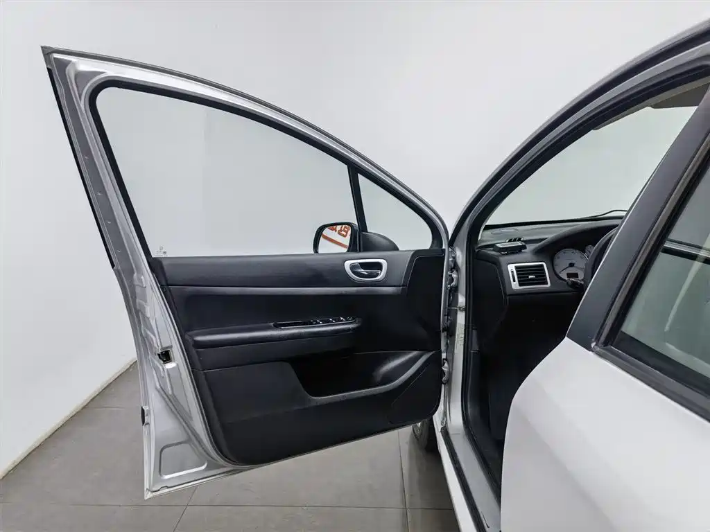Peugeot 307 2010 Model Hatchback 2.0L Automatic Comfort Edition фото 8