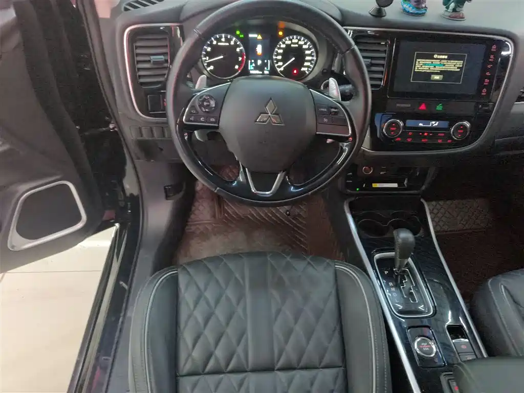 MITSUBISHI OUTLANDER