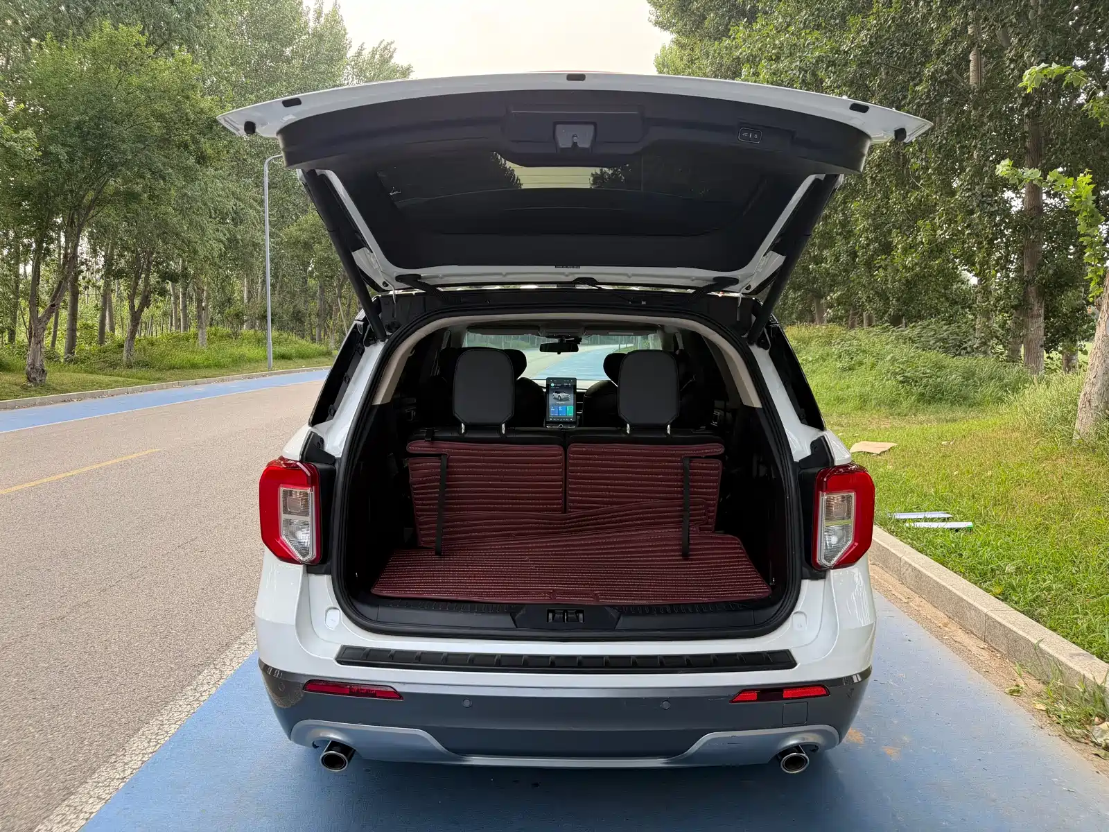 Photo 14 - Ford Explorer