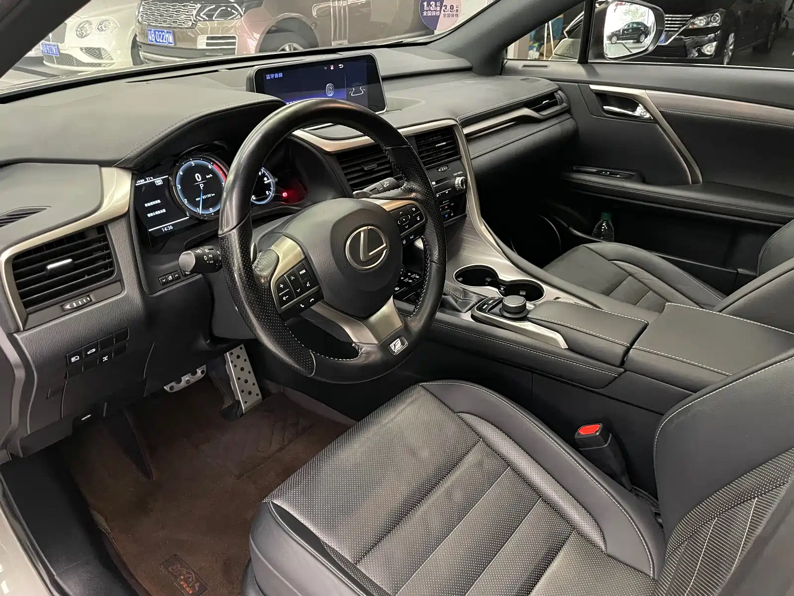 Фото 13 - Lexus RX