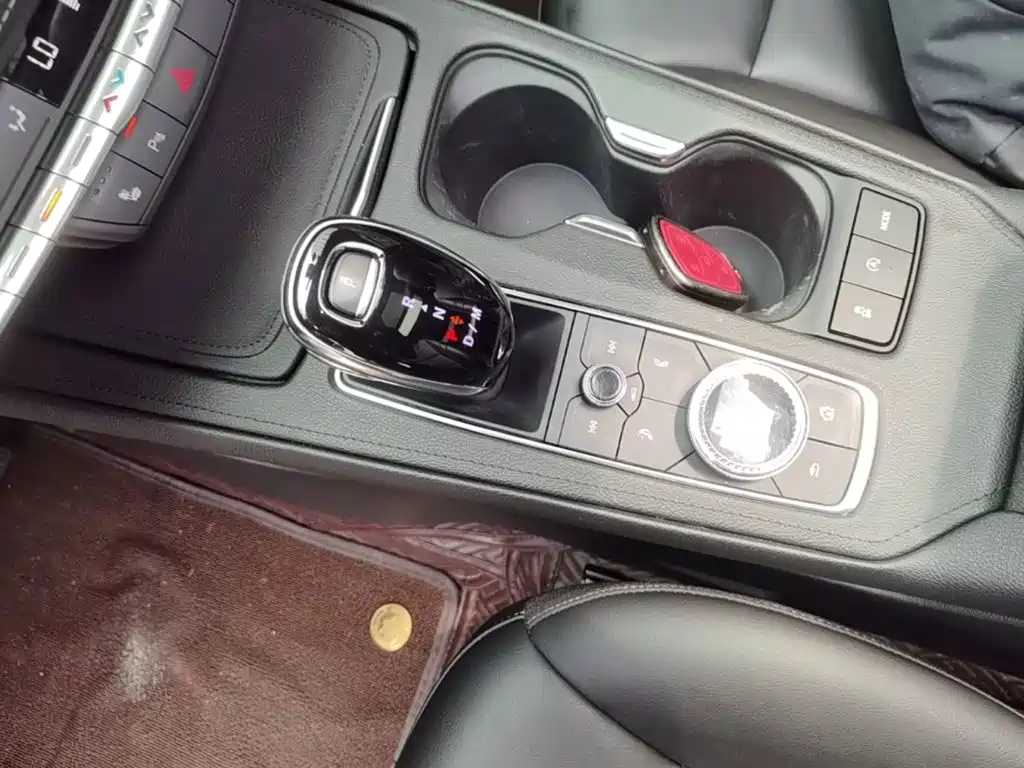 Фото 14 - Cadillac XT4