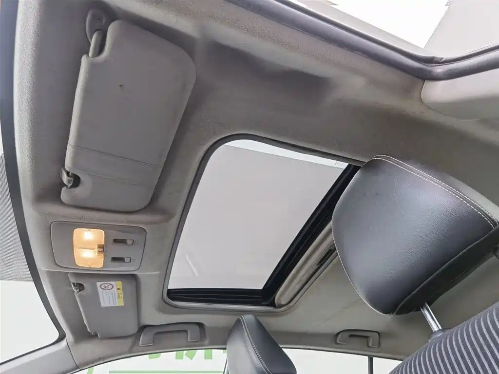 Toyota YARiS L Zhi Xuan 2015 1.5G Auto Sunroof Special Edition фото 14