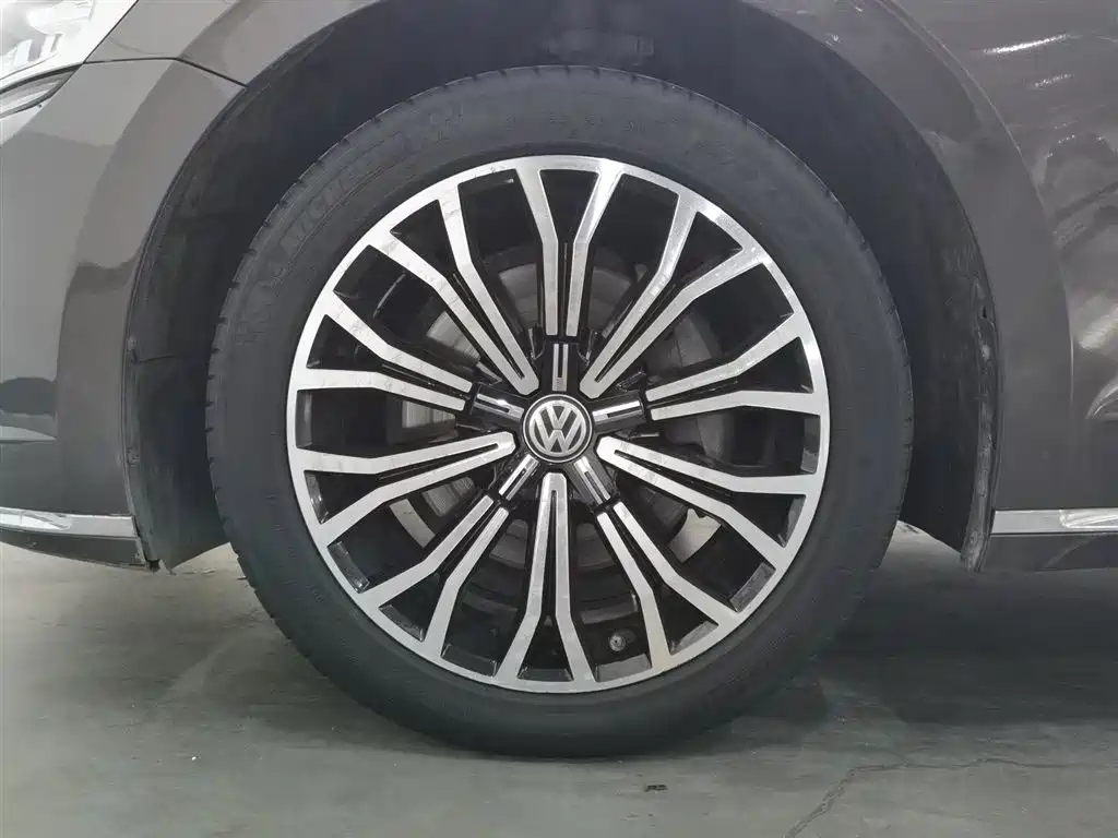 Volkswagen Phideon 2018 Facelift 380TSI FWD Business фото 17